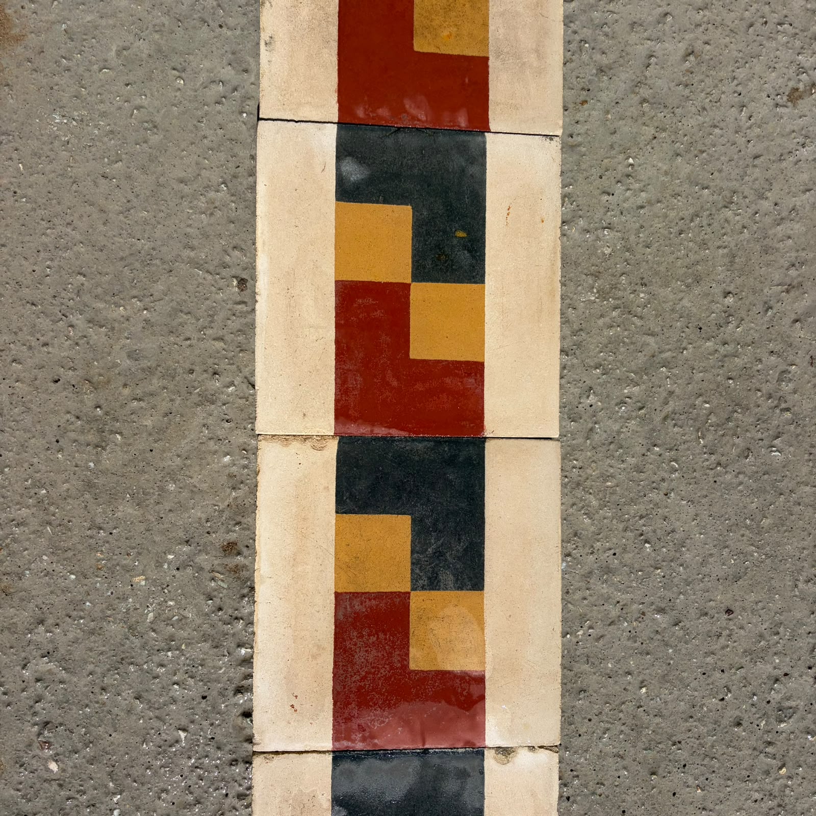 cornice decorata geometrica
