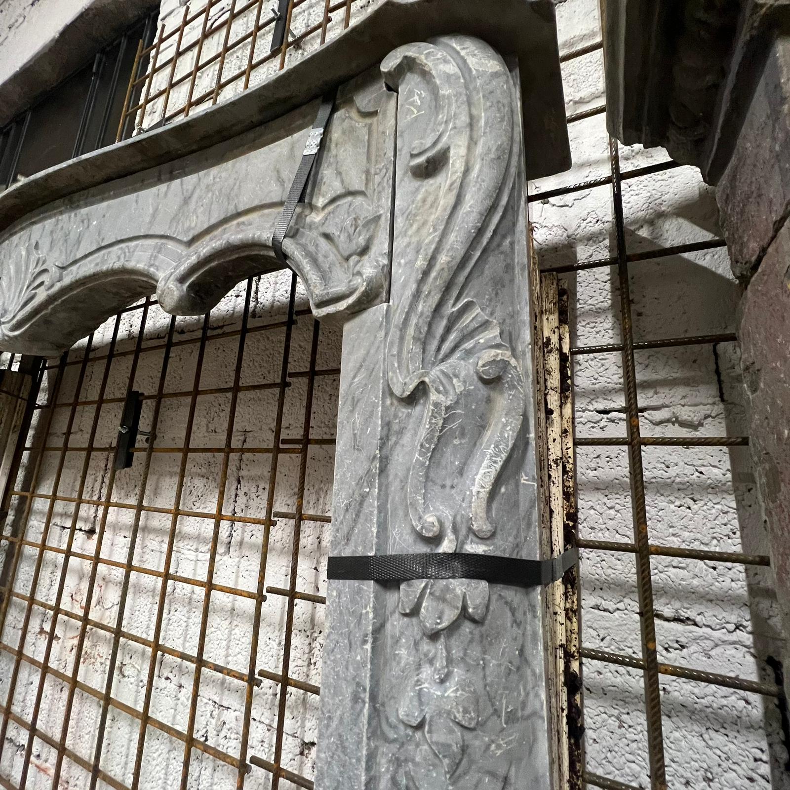 dettaglio camino in marmo