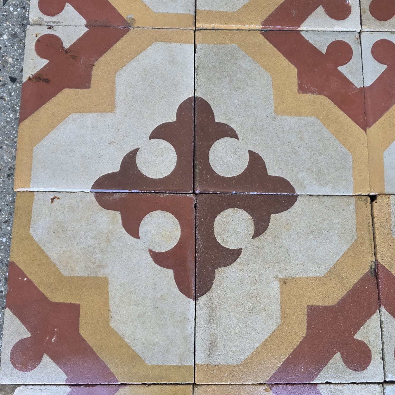 dettaglio cementine rosse arancioni bianche 