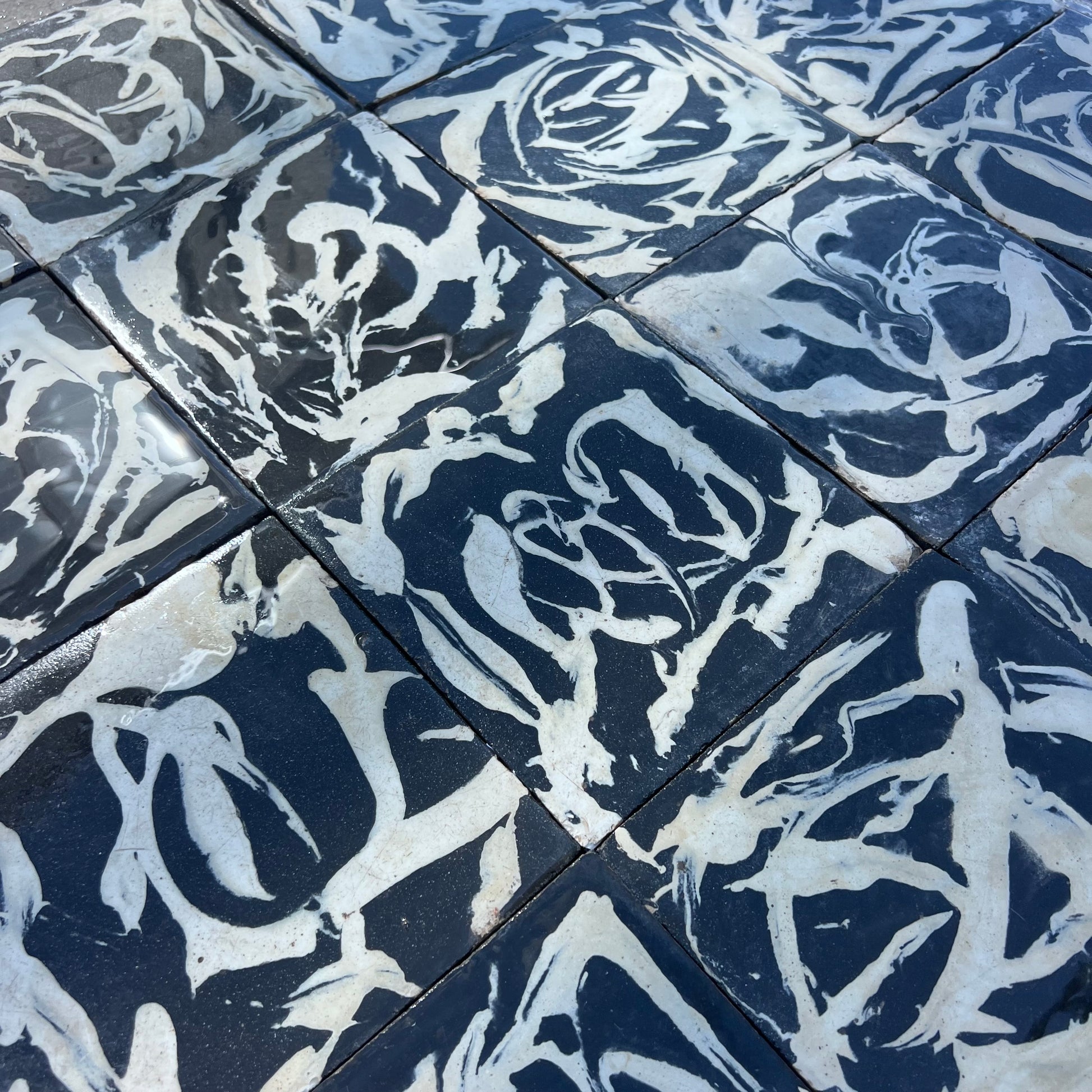 dettaglio cementine variegate fondo nero