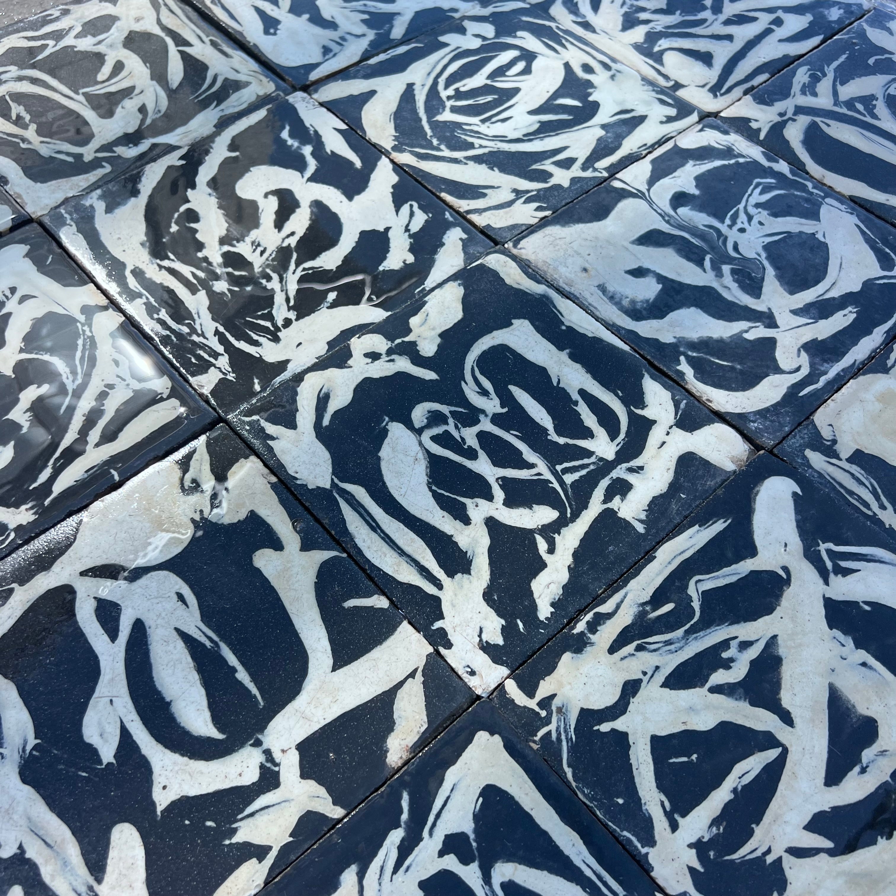 dettaglio cementine variegate fondo nero