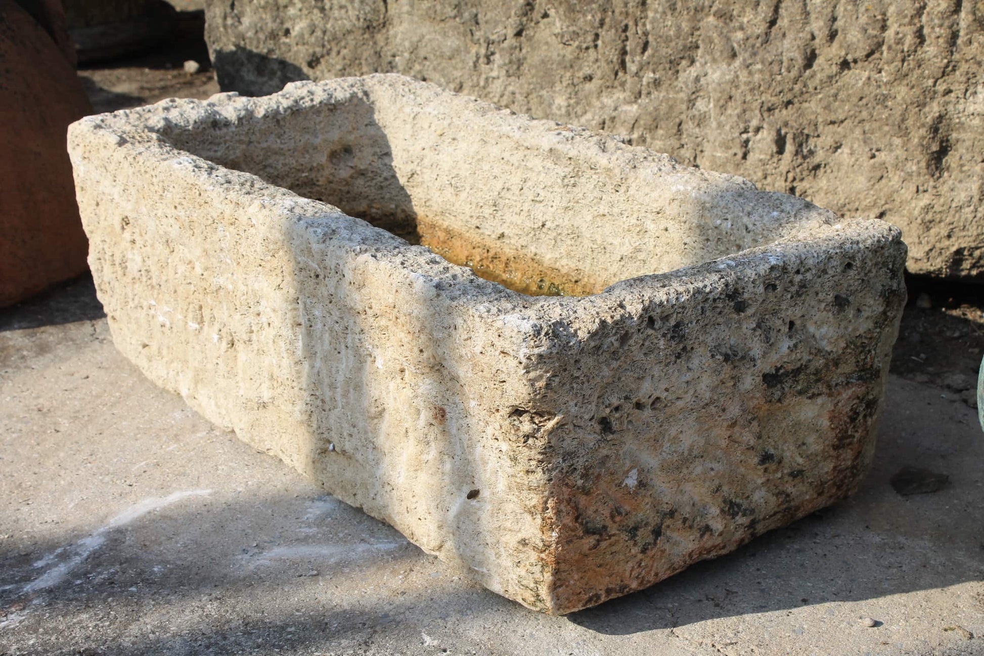 Dettaglio vaschetta di pietra 