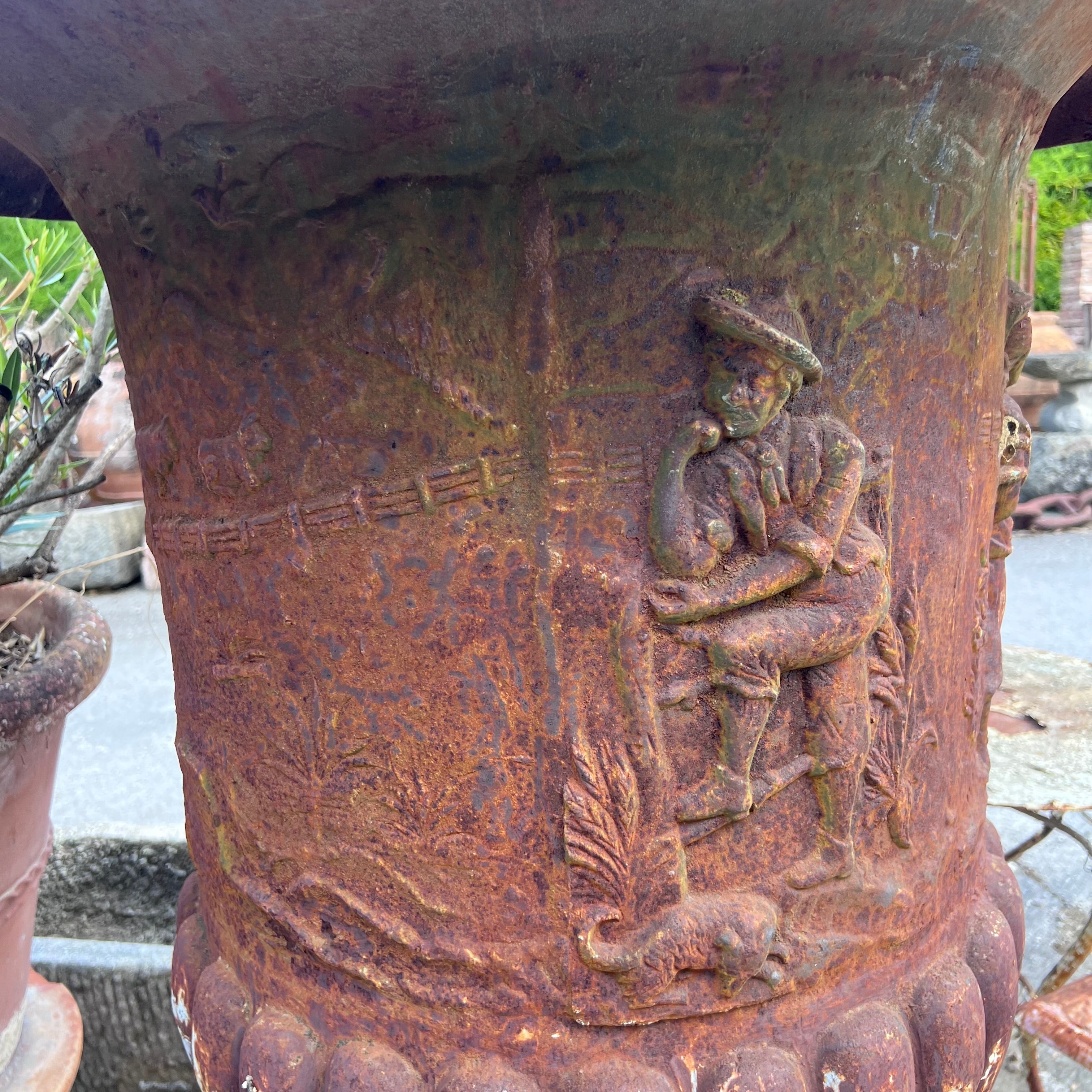 figura vaso in ghisa