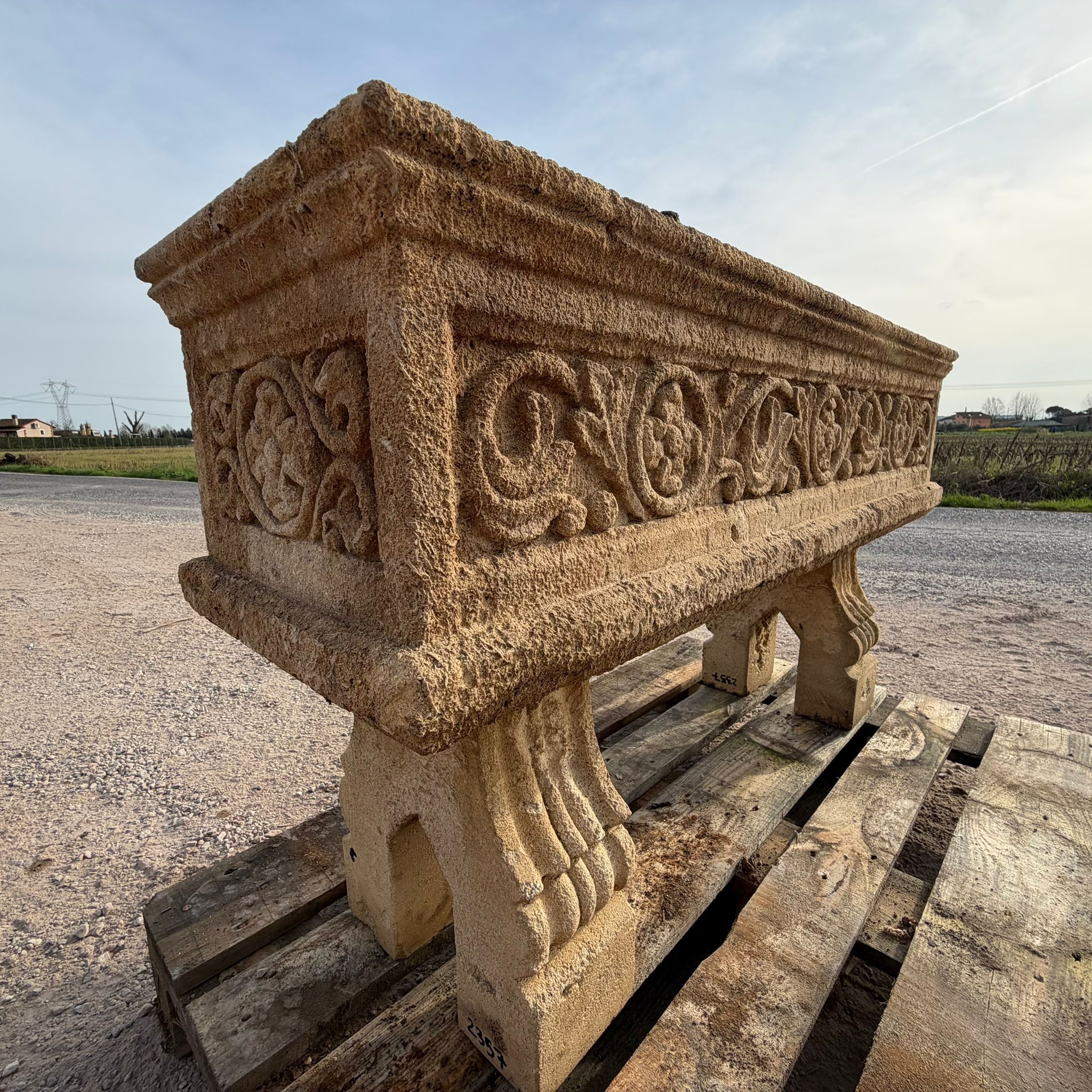 fioriera-in-pietra-visione-laterale