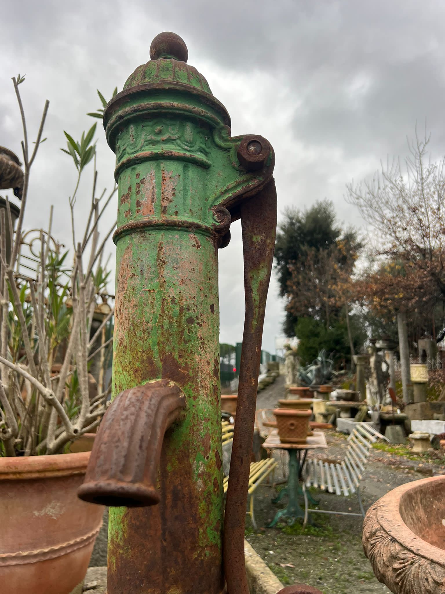 fontana in ghisa dettaglio bocchettone