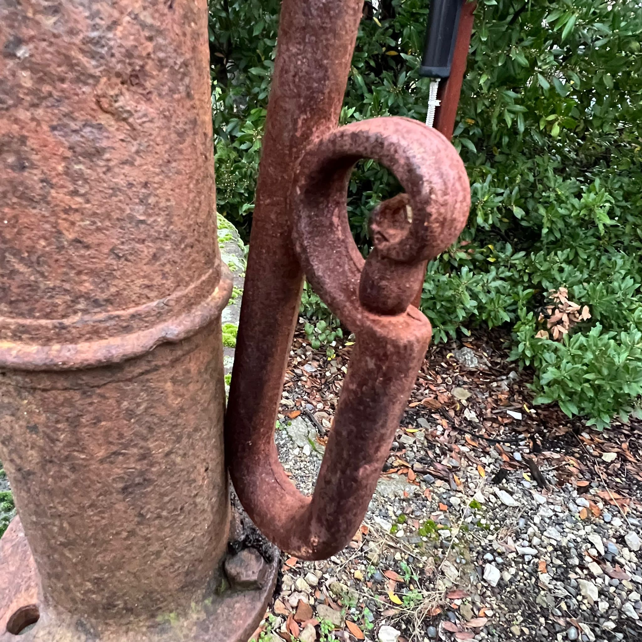 fontana in ghisa dettaglio pompa