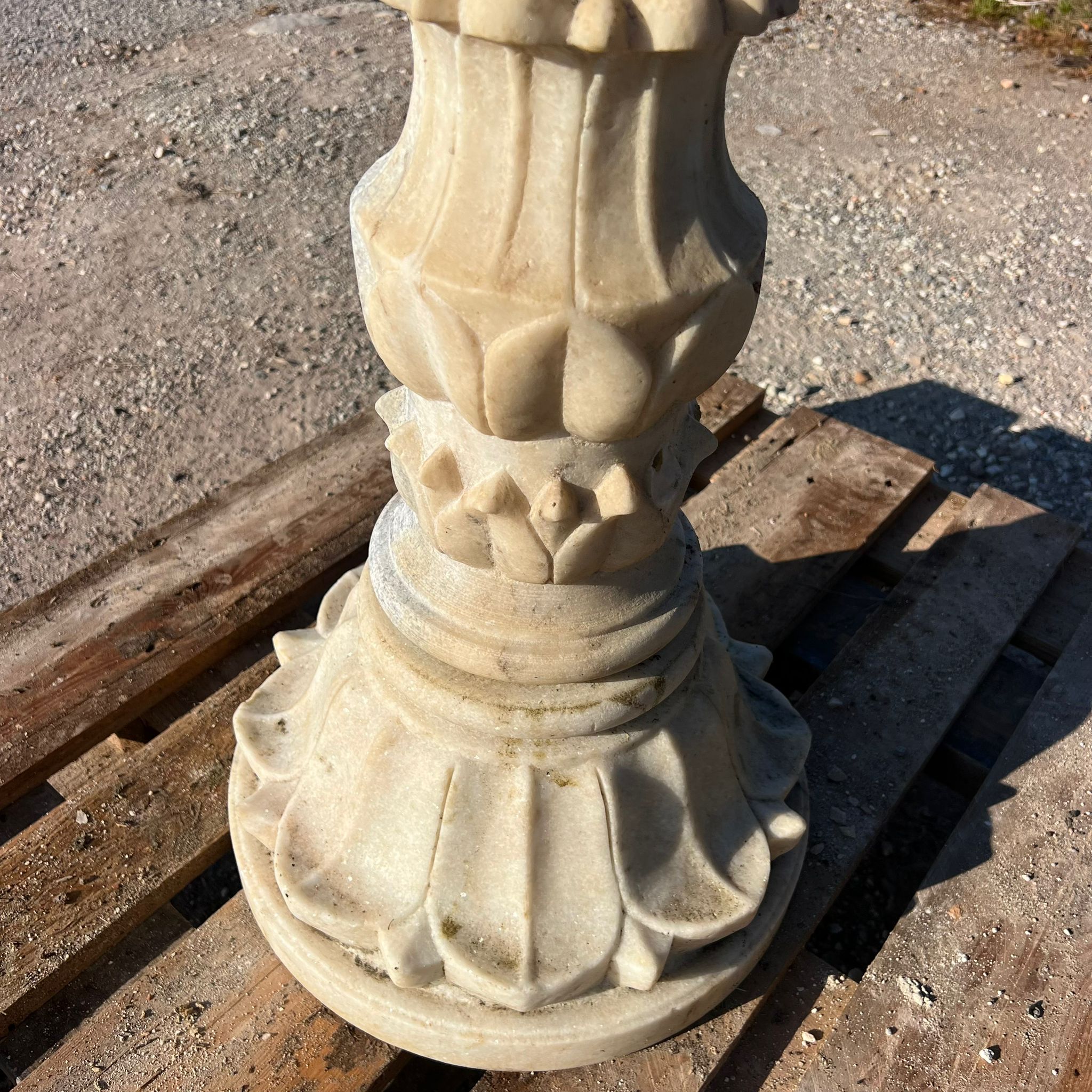 fontana in marmo dettaglio base decoro