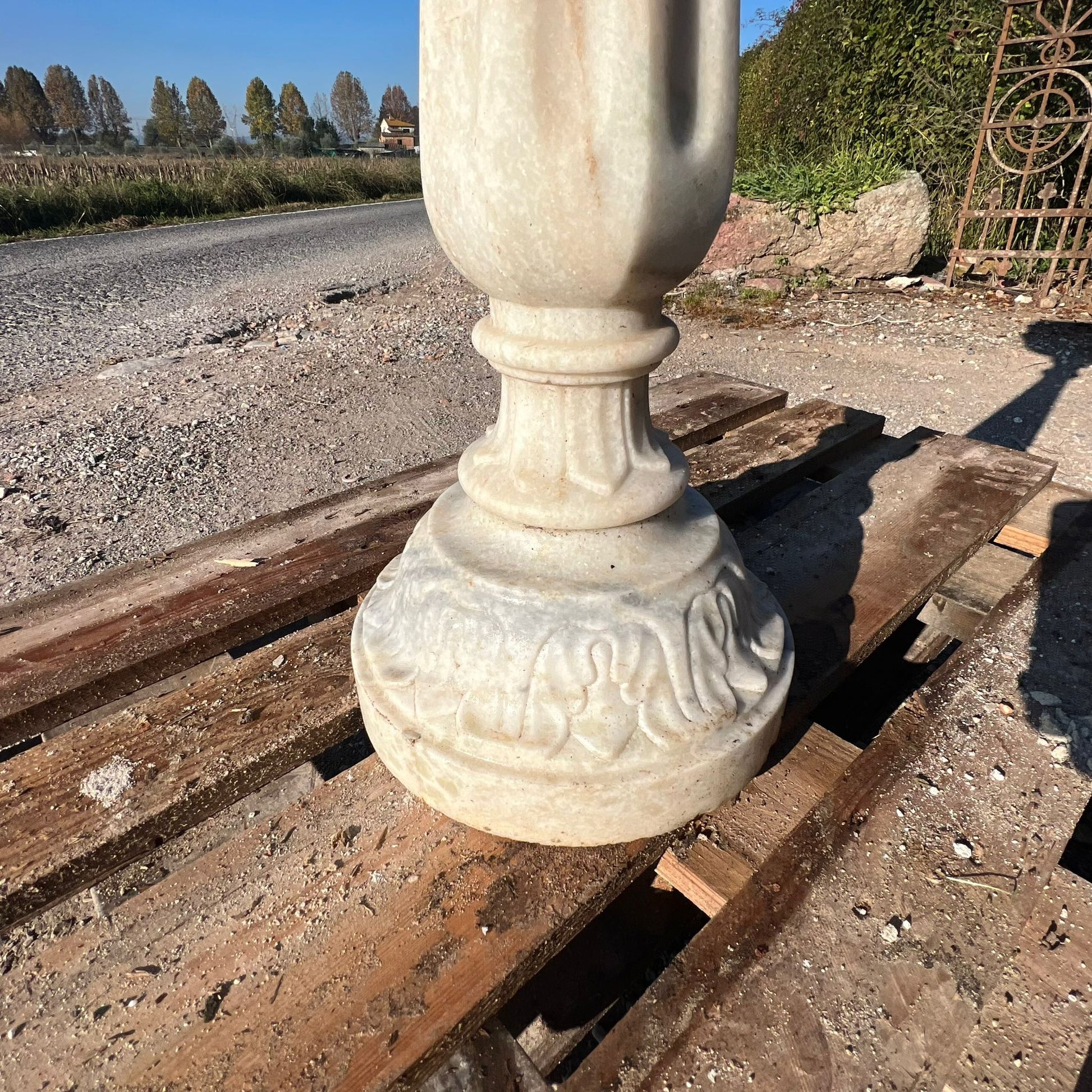 fontana in marmo dettaglio base 