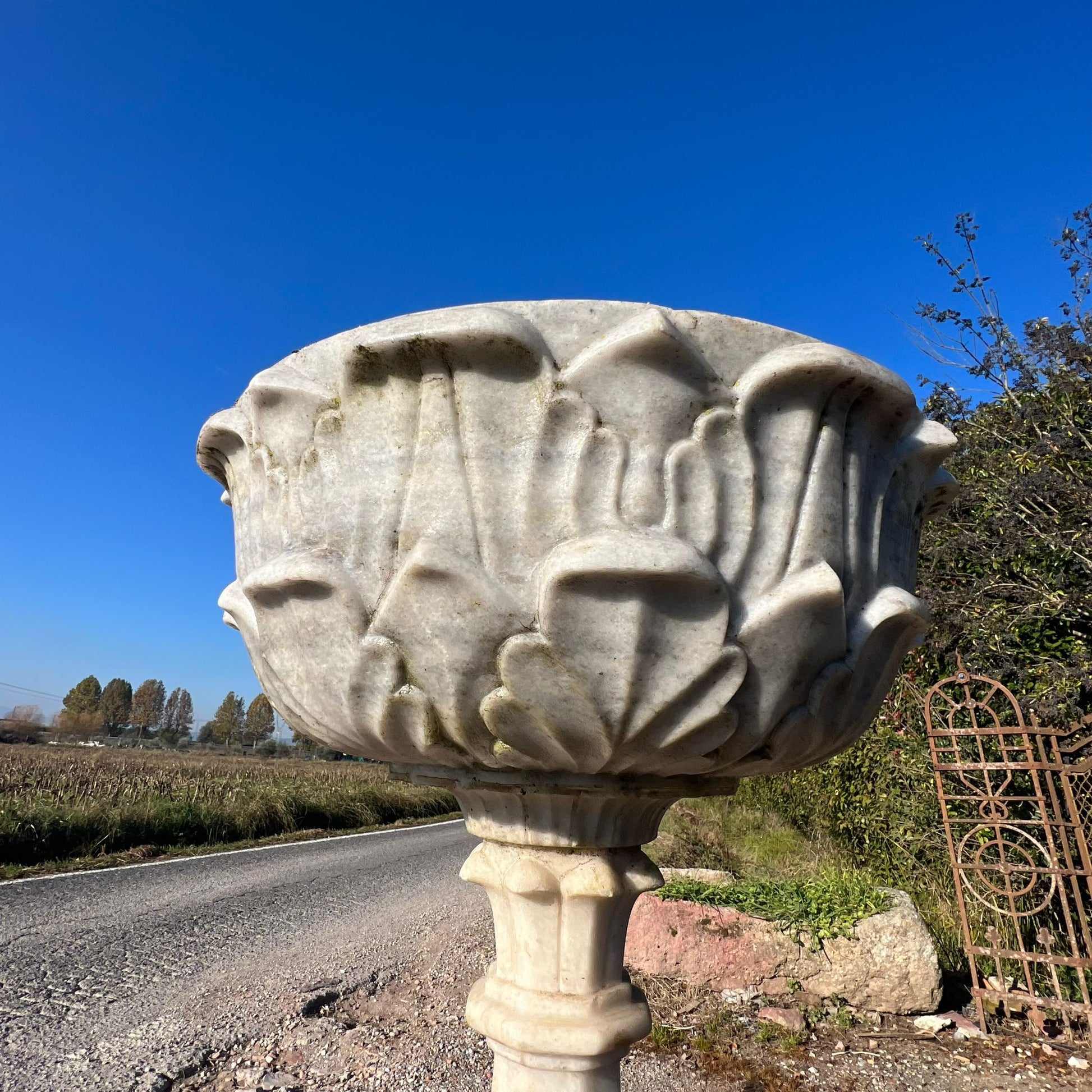 fontana in marmo dettaglio 