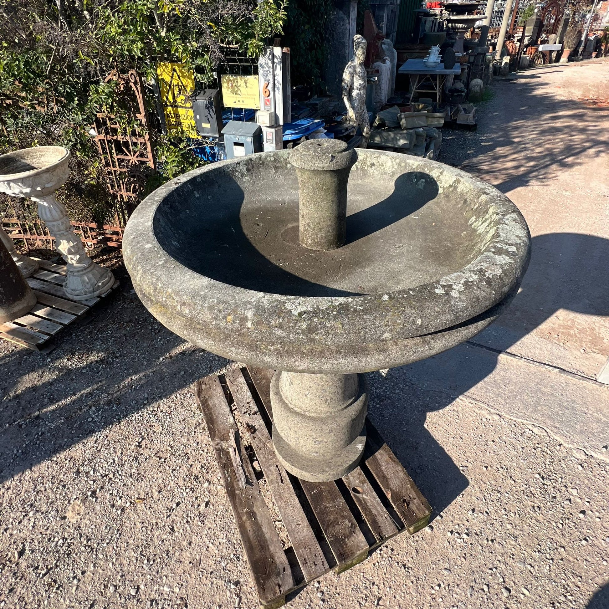 fontana in pietra antica 