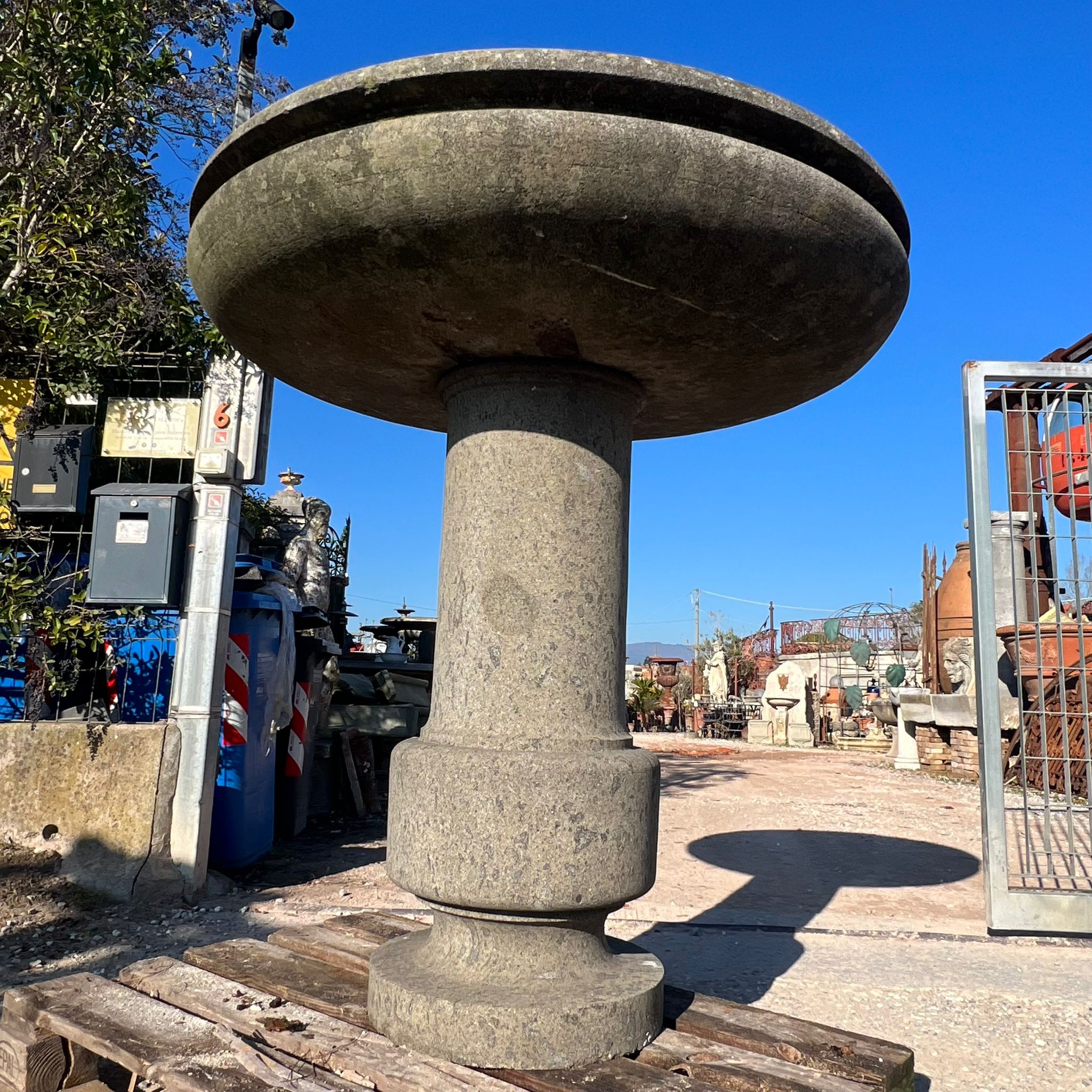fontana in pietra visione dal basso