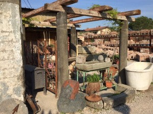 Gazebo con colonne in pietra antiche