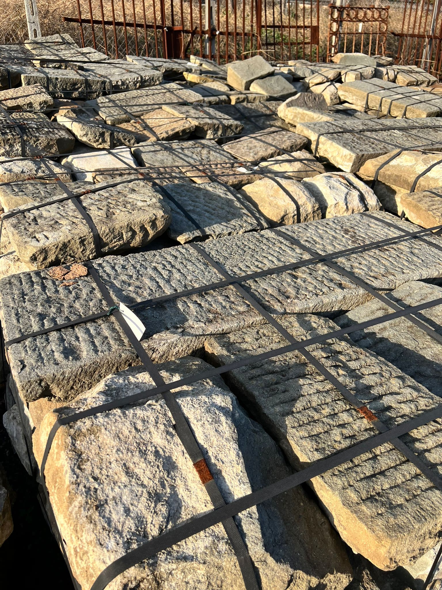 lastricato in pietra arenaria rigato 