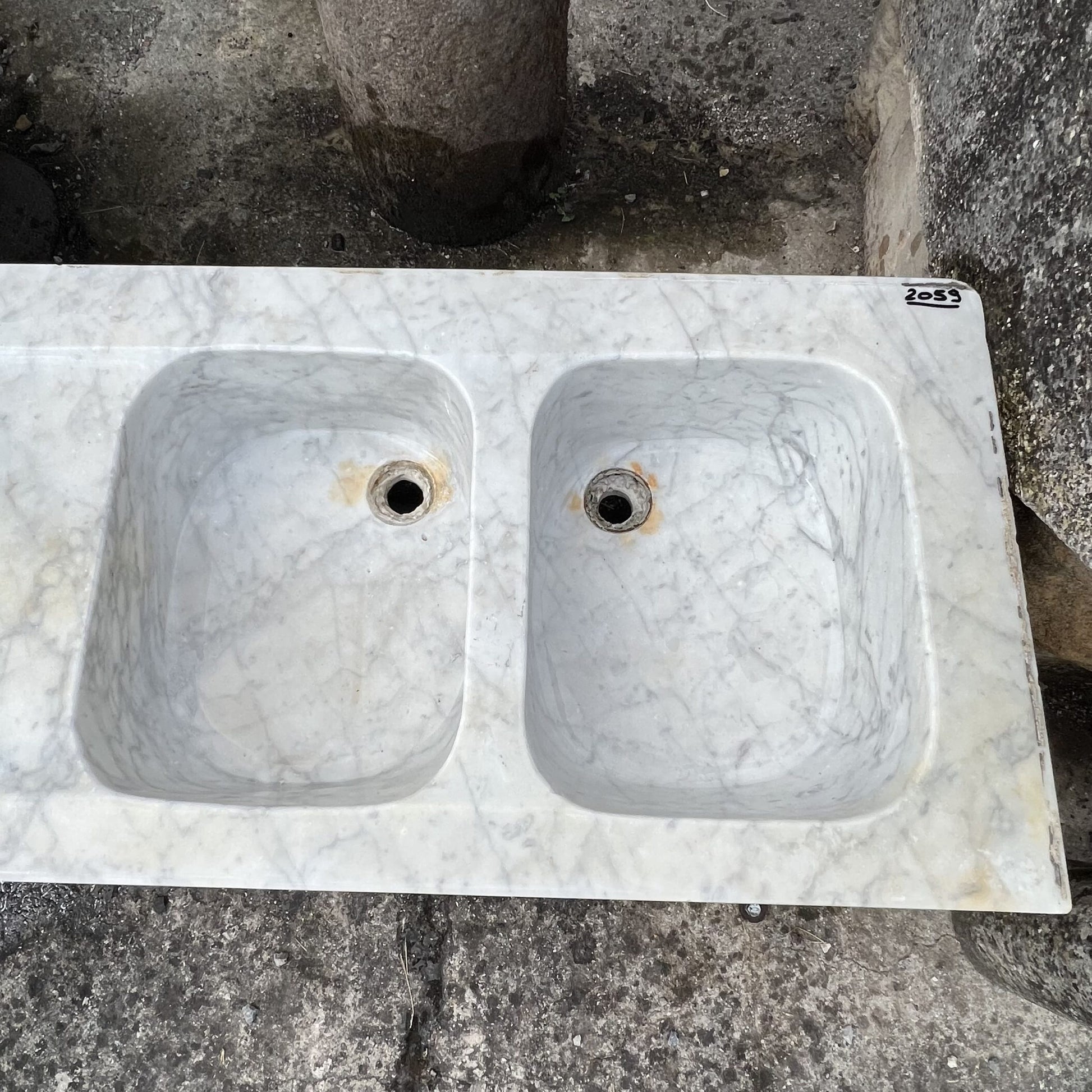 Lavandino in marmo vecchio 