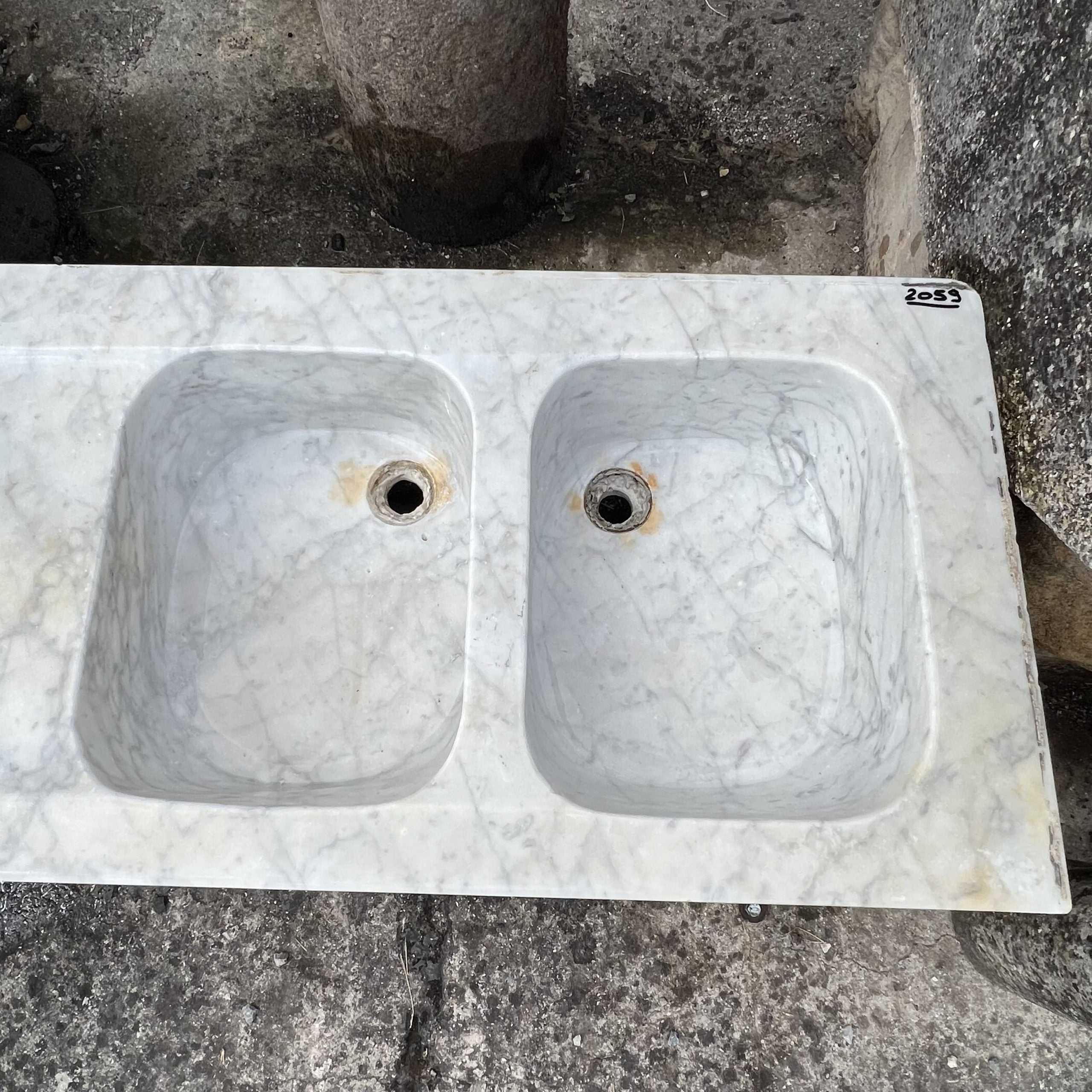 Lavandino in marmo vecchio 