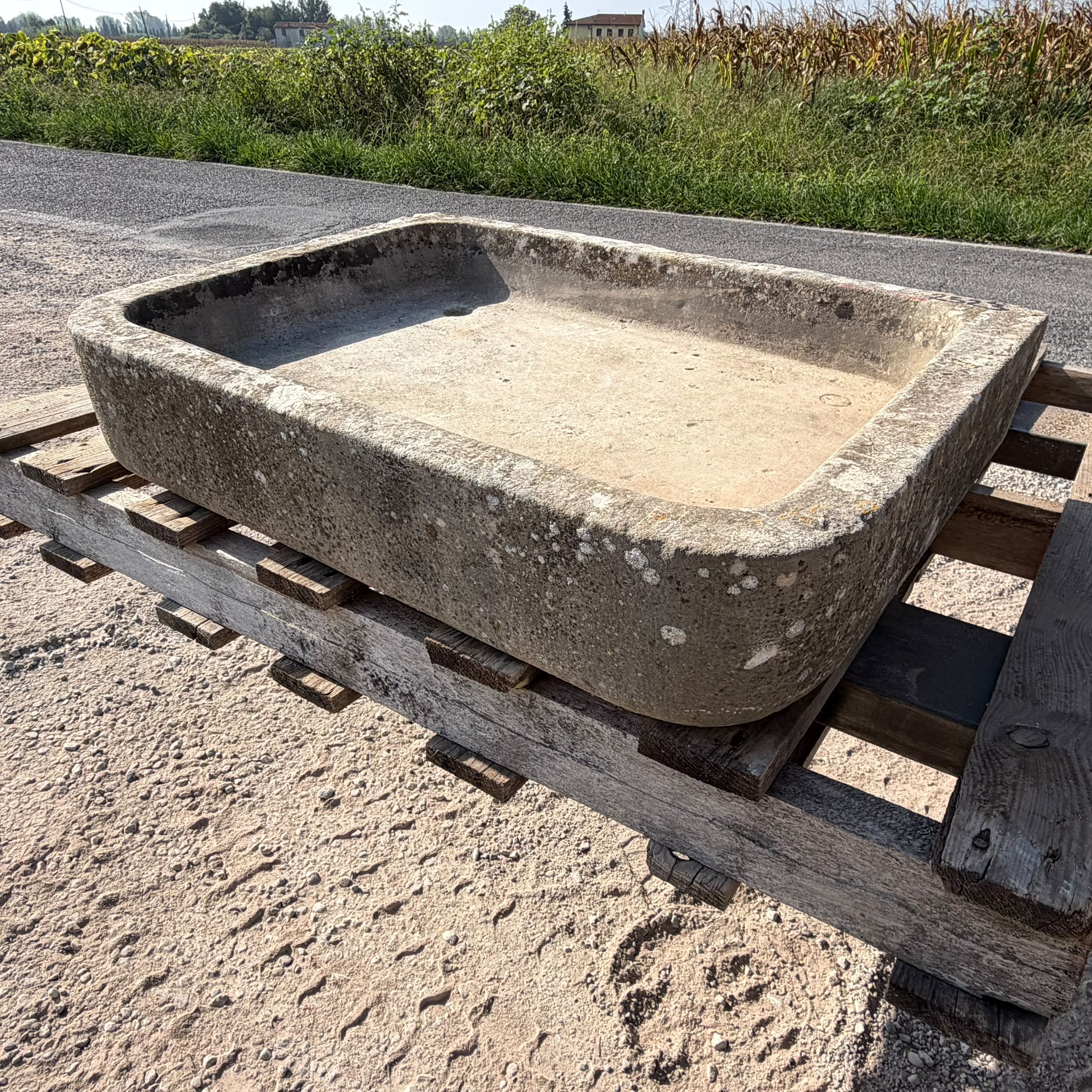 lavandino in pietra laterale