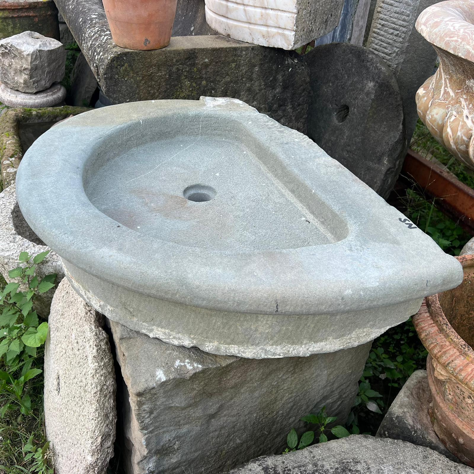 lavello antico in pietra dettaglio laterale 