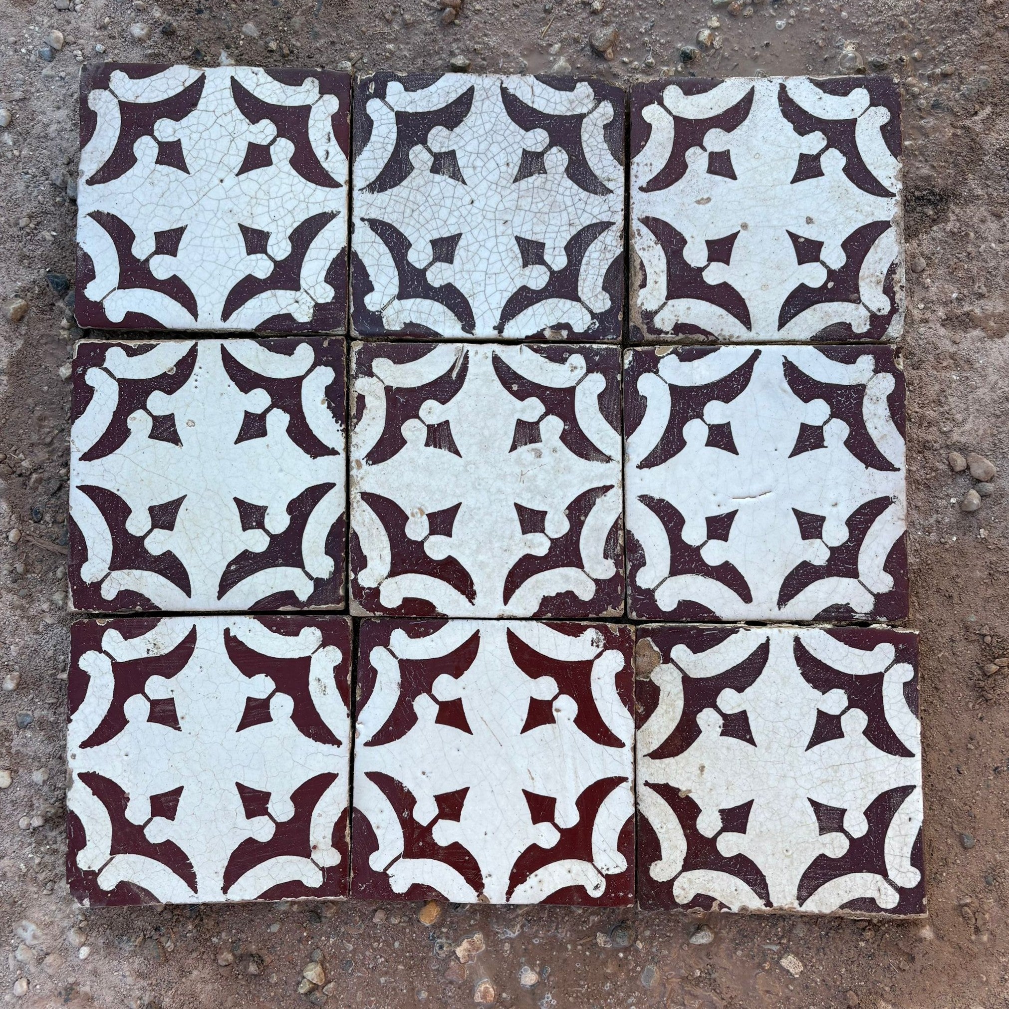 maioliche con fiore marrone1