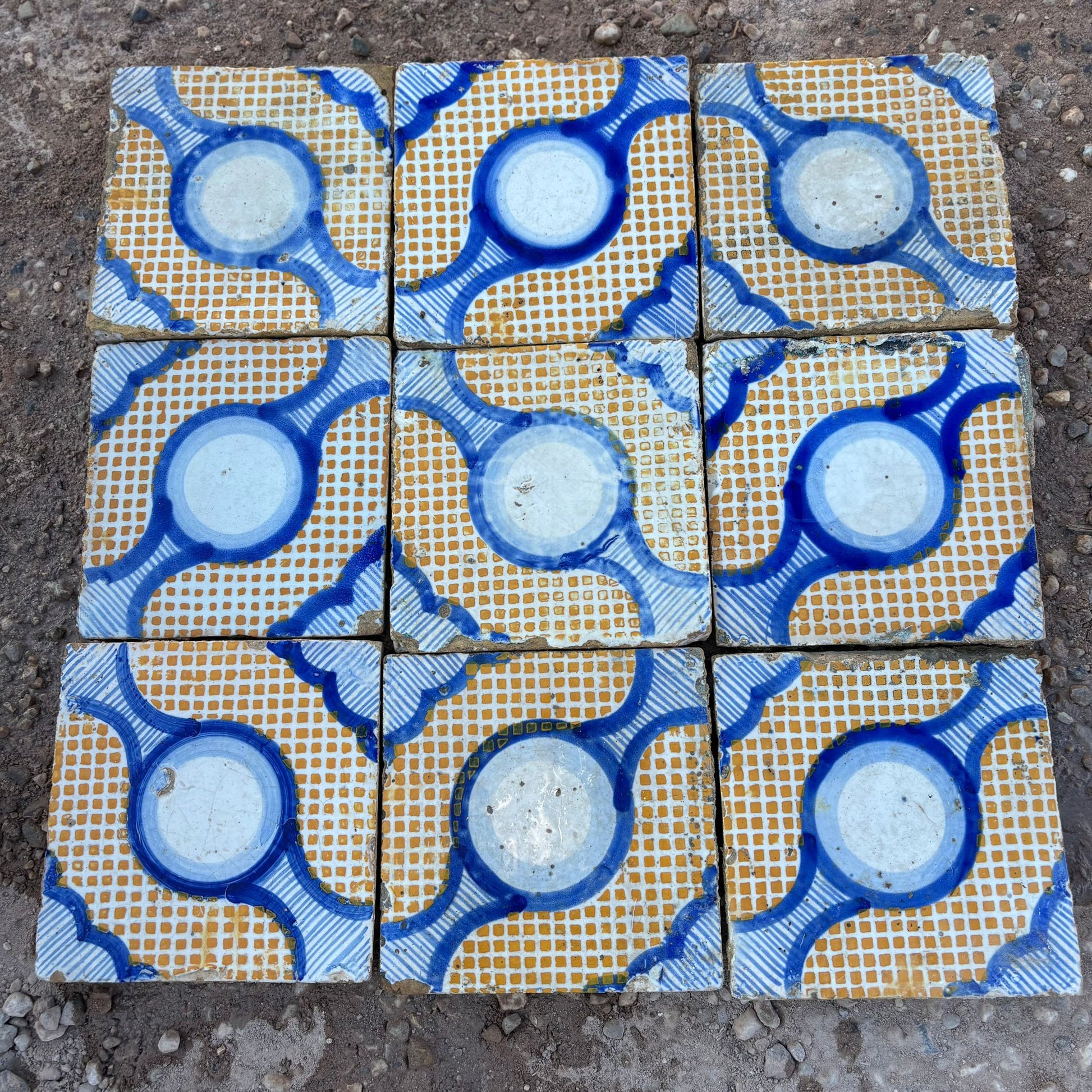 maioliche geometriche recuperate 