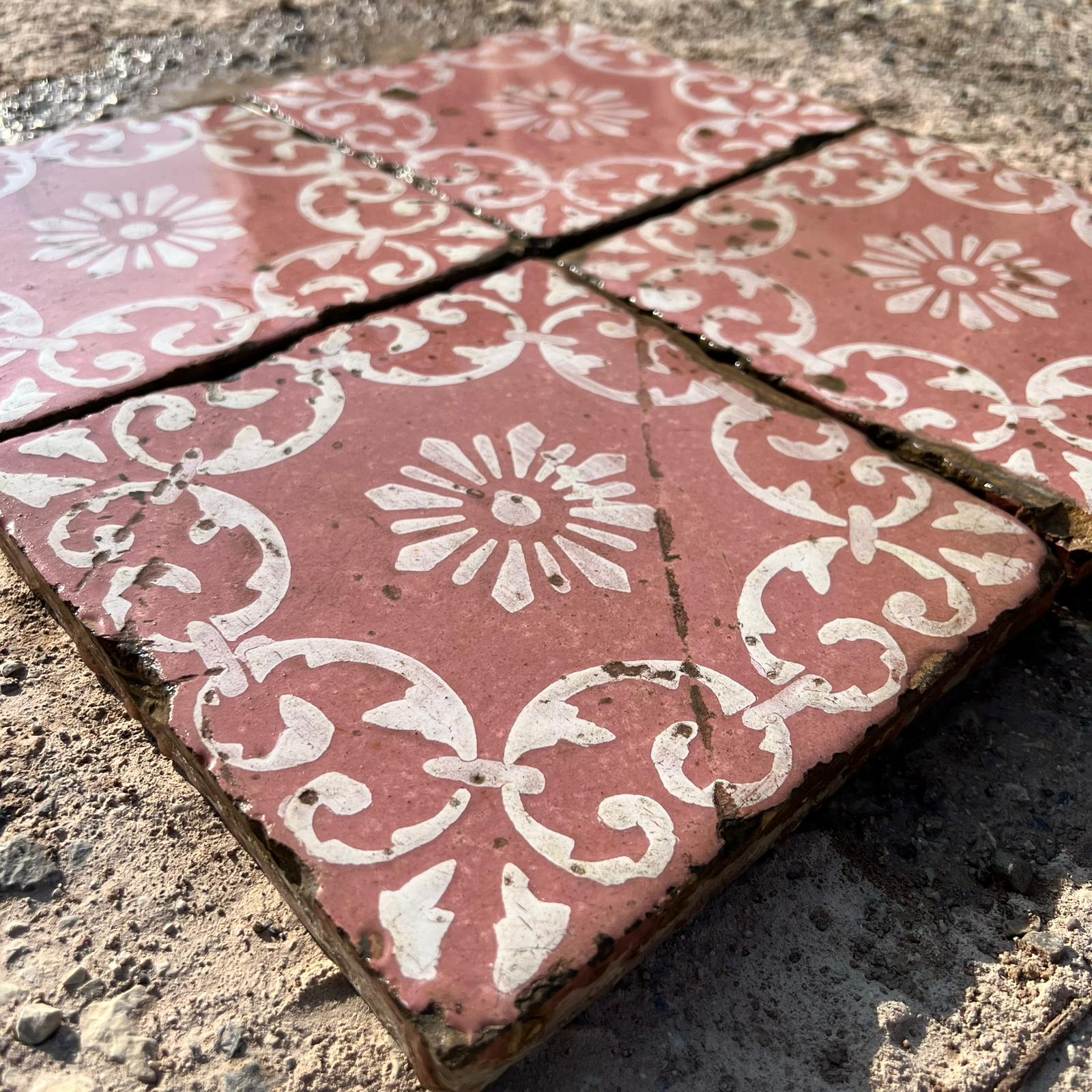 Maioliche rosa e bianche 