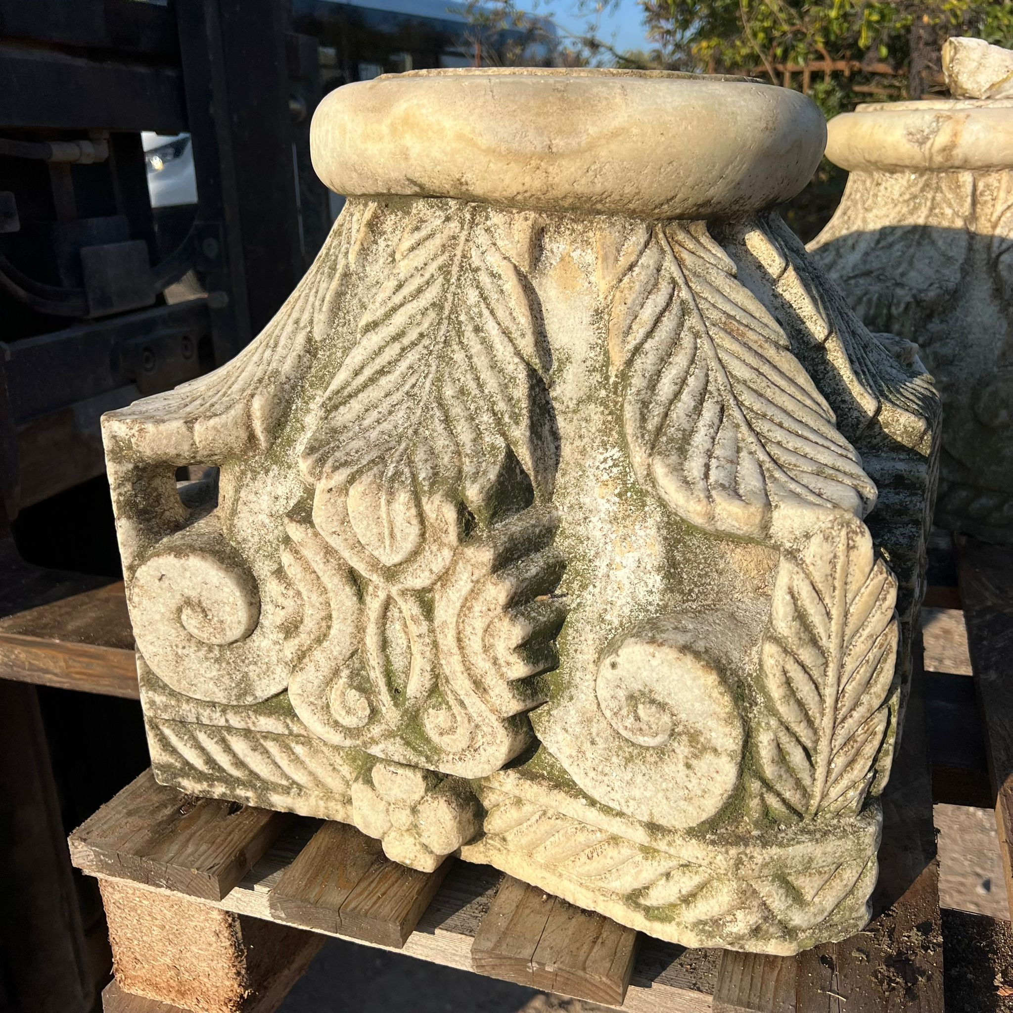 Coppia di capitelli in marmo