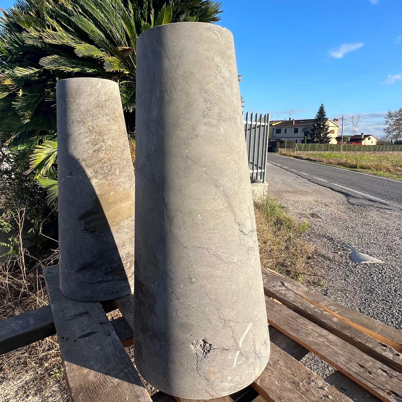 Coppia di coni in pietra