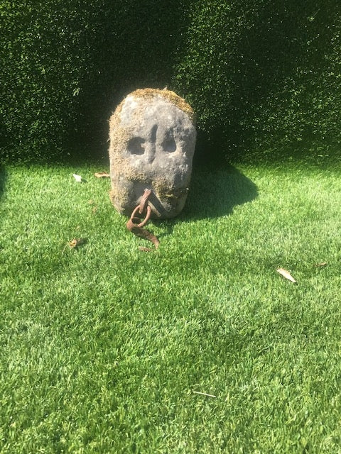 Scultura di testa medievale