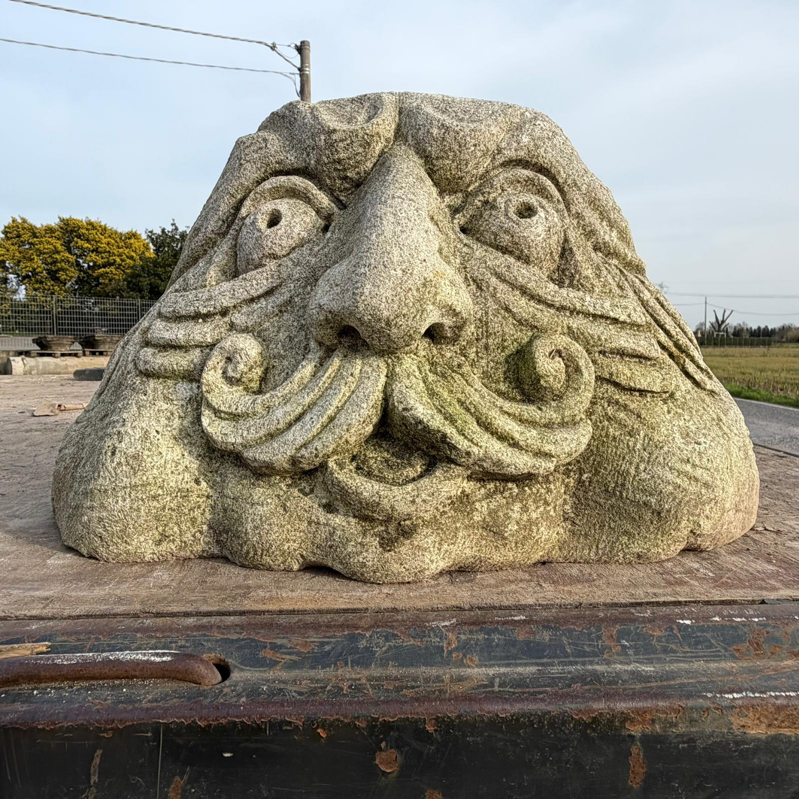 scultura in pietra di vicenza con baffi