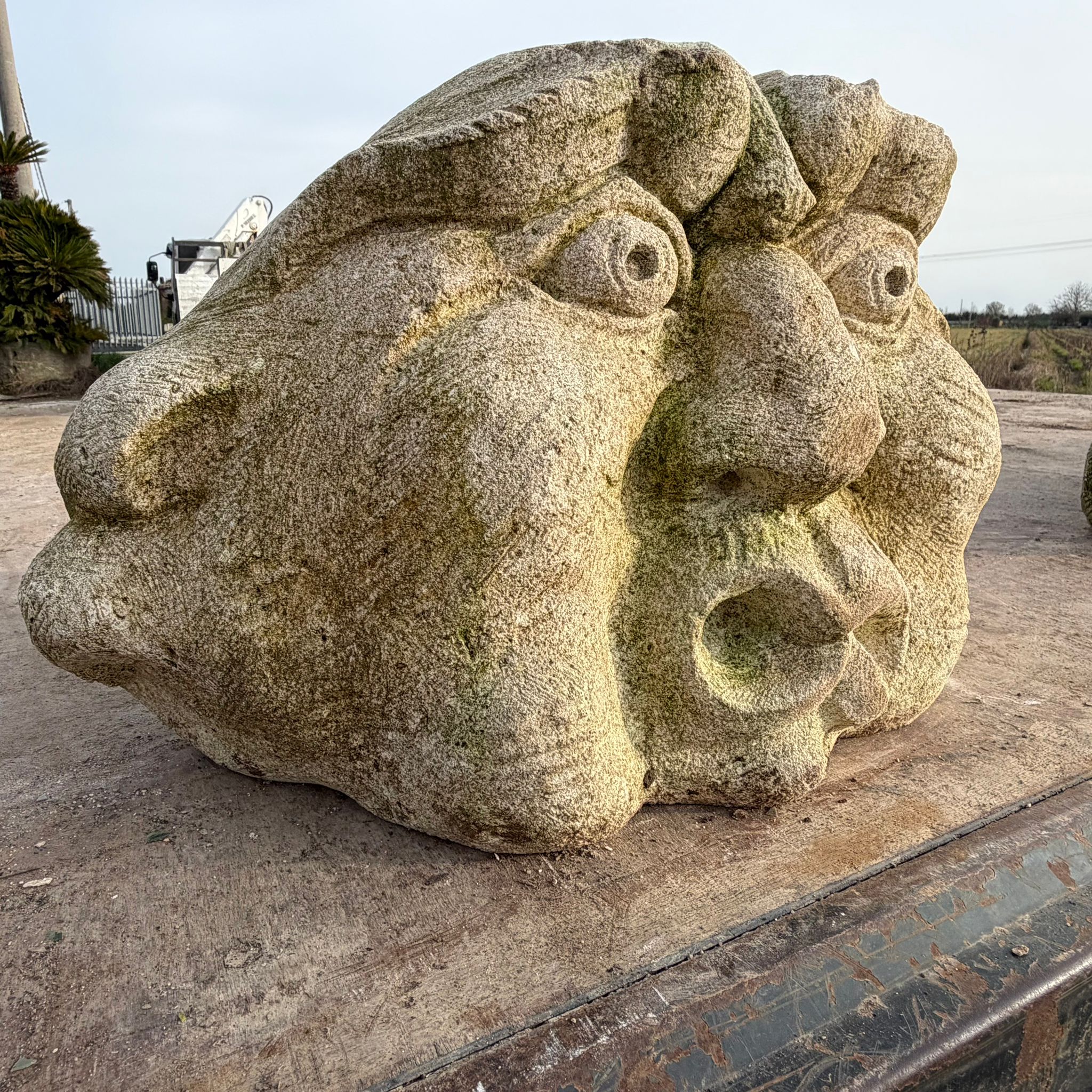 scultura in pietra di vicenza laterale 
