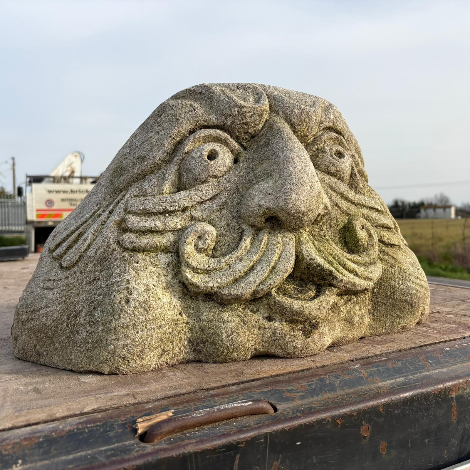 scultura in pietra visione laterale