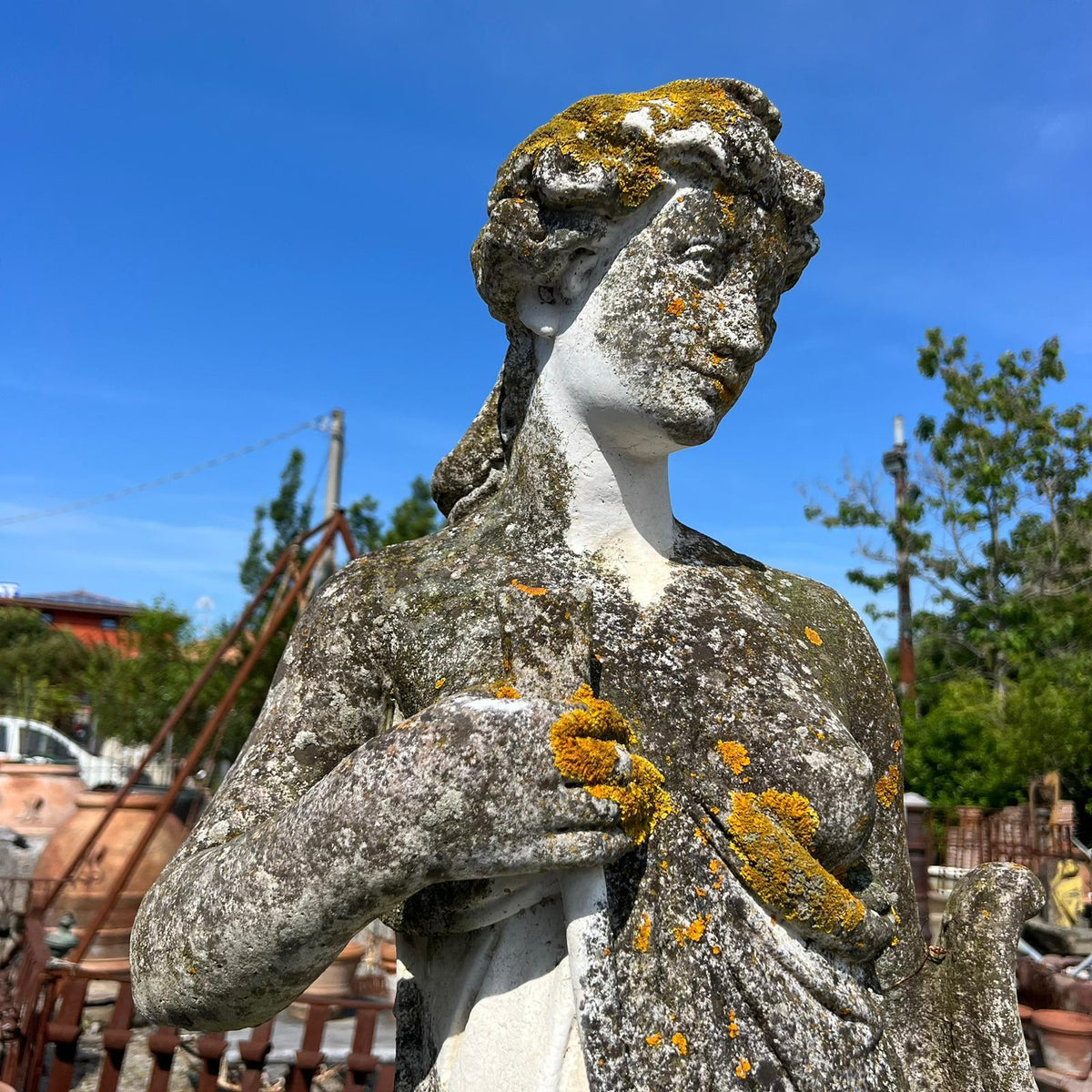 statua cemento dettaglio