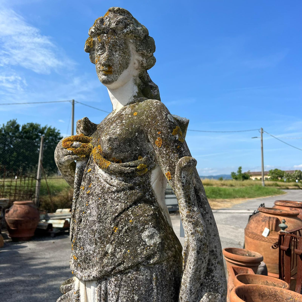 statua cemento laterale