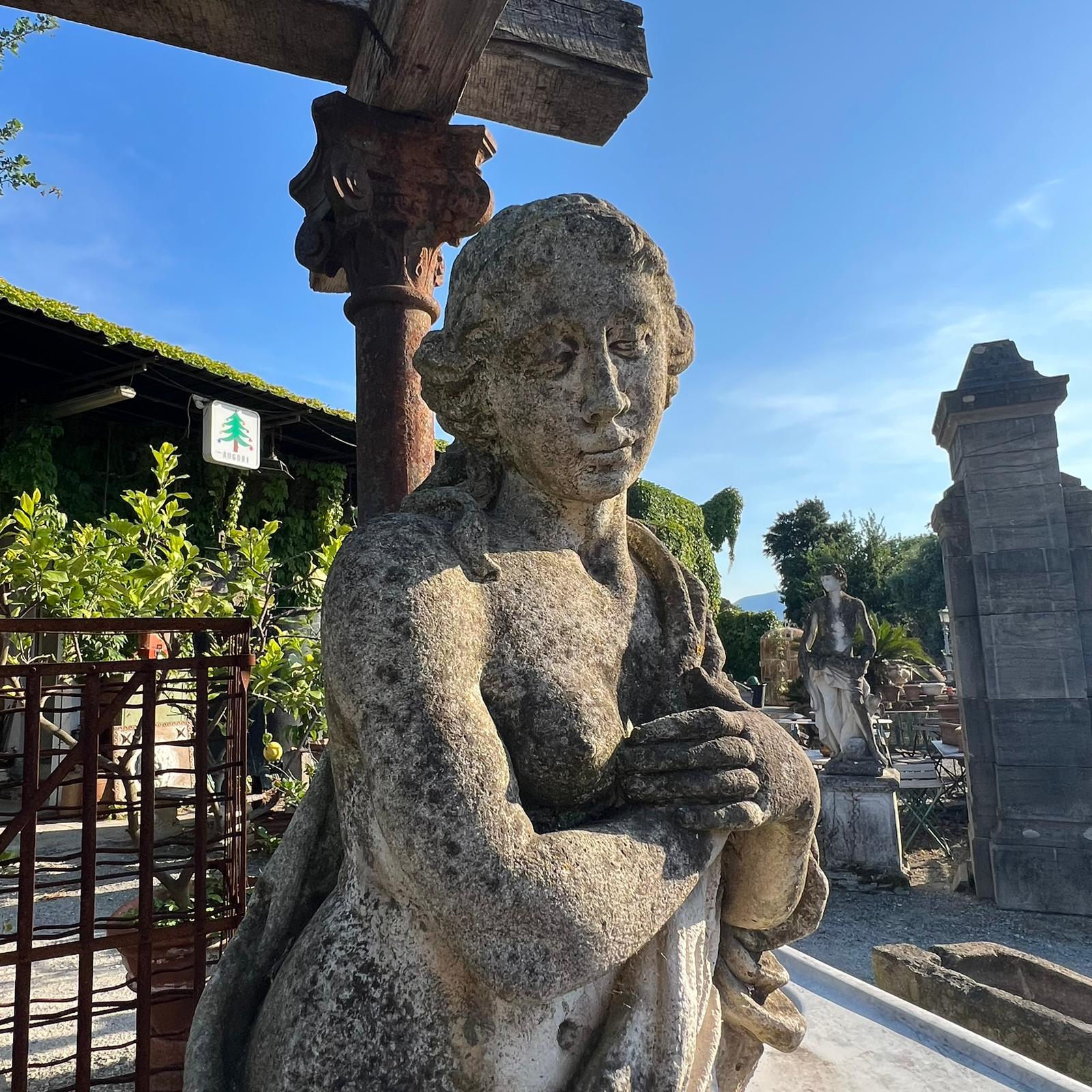 statua di donna dettaglio