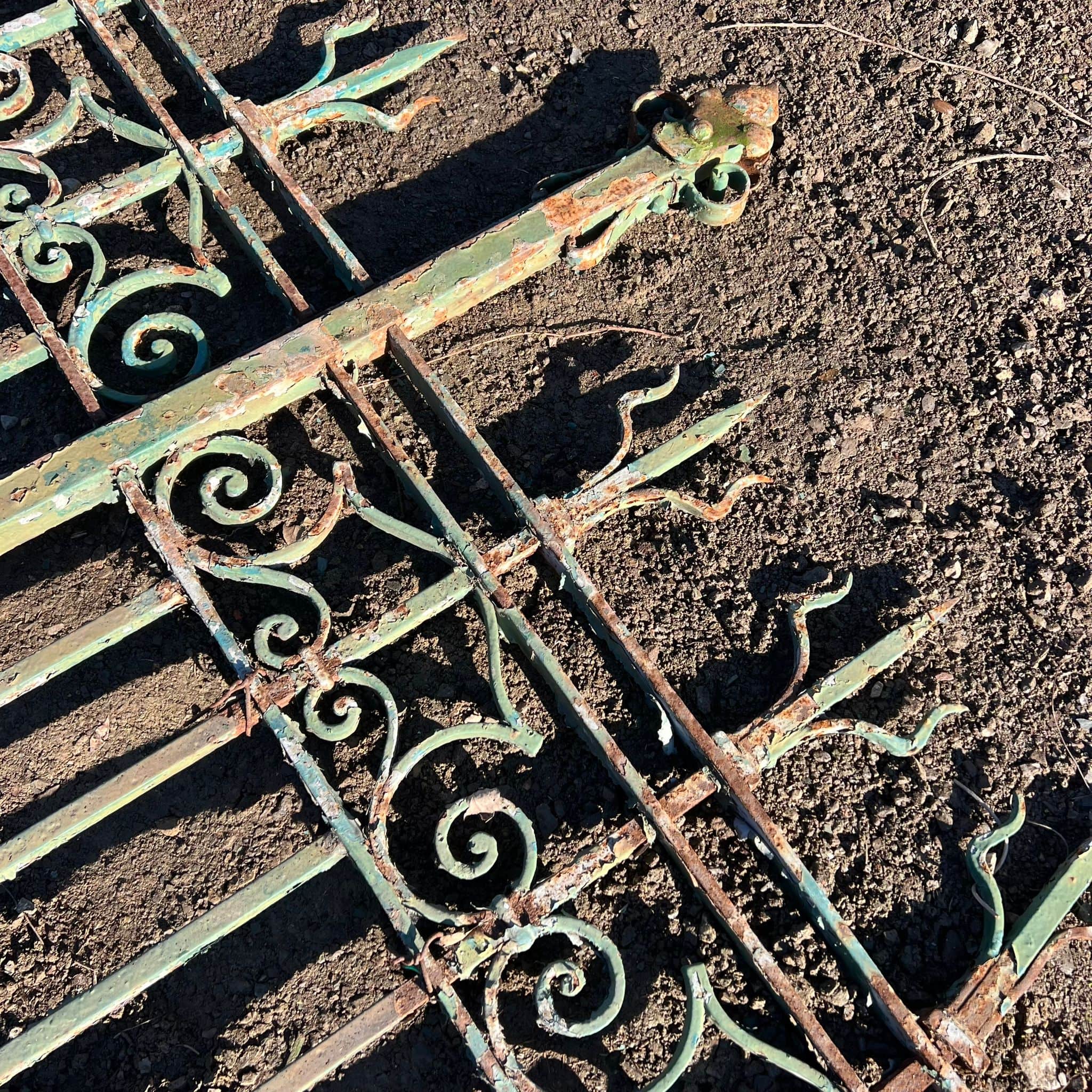 Cancello in ferro con pedonale e ringhiera