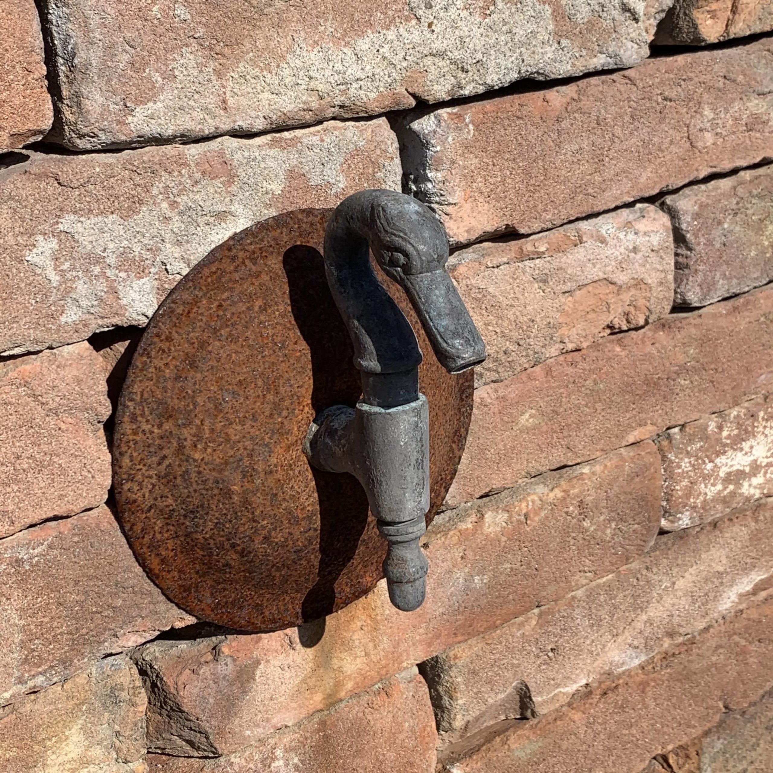 Piccola fontana a muro in pietra