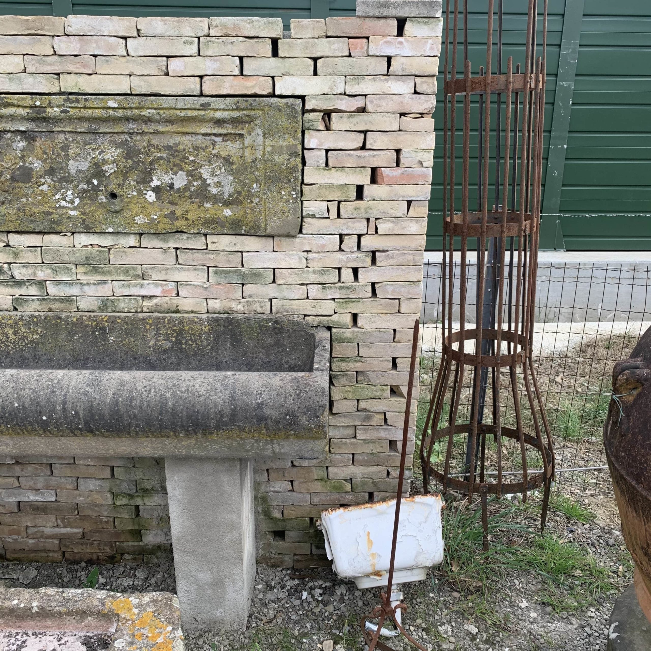 Sandstone wall-mounted bathtub