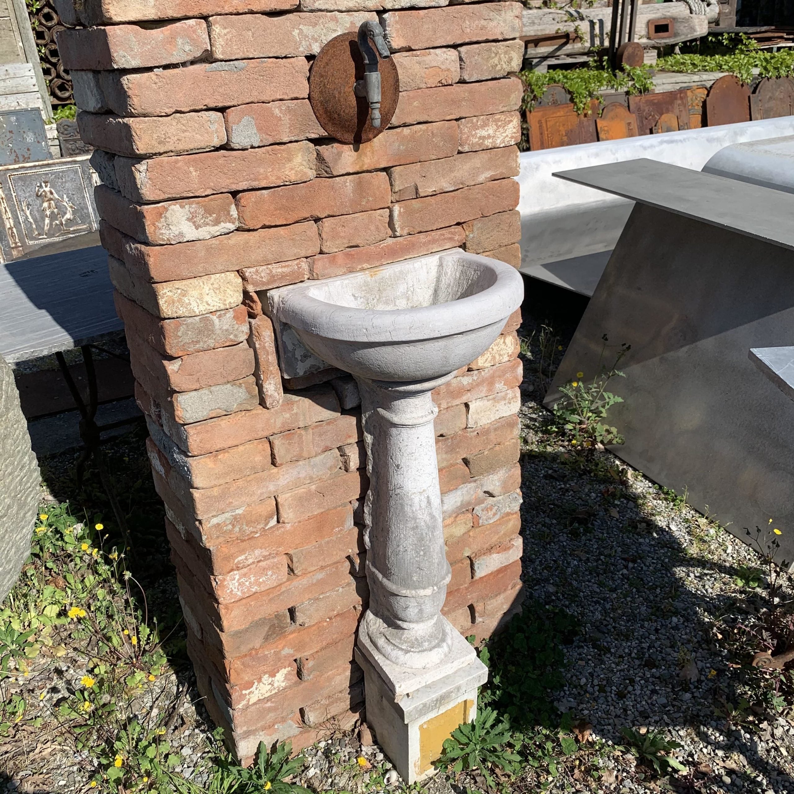 Piccola fontana a muro in pietra