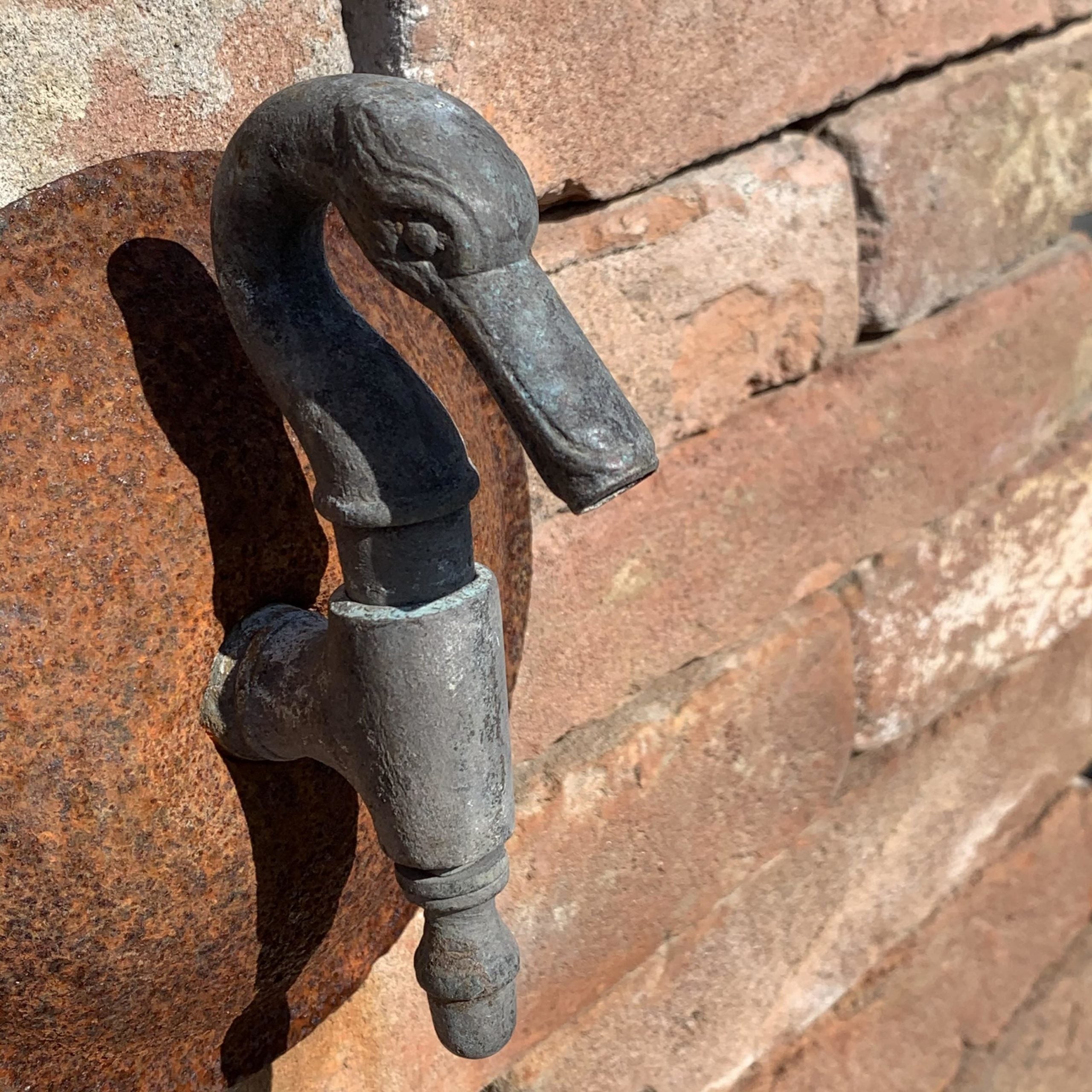 Piccola fontana a muro in pietra