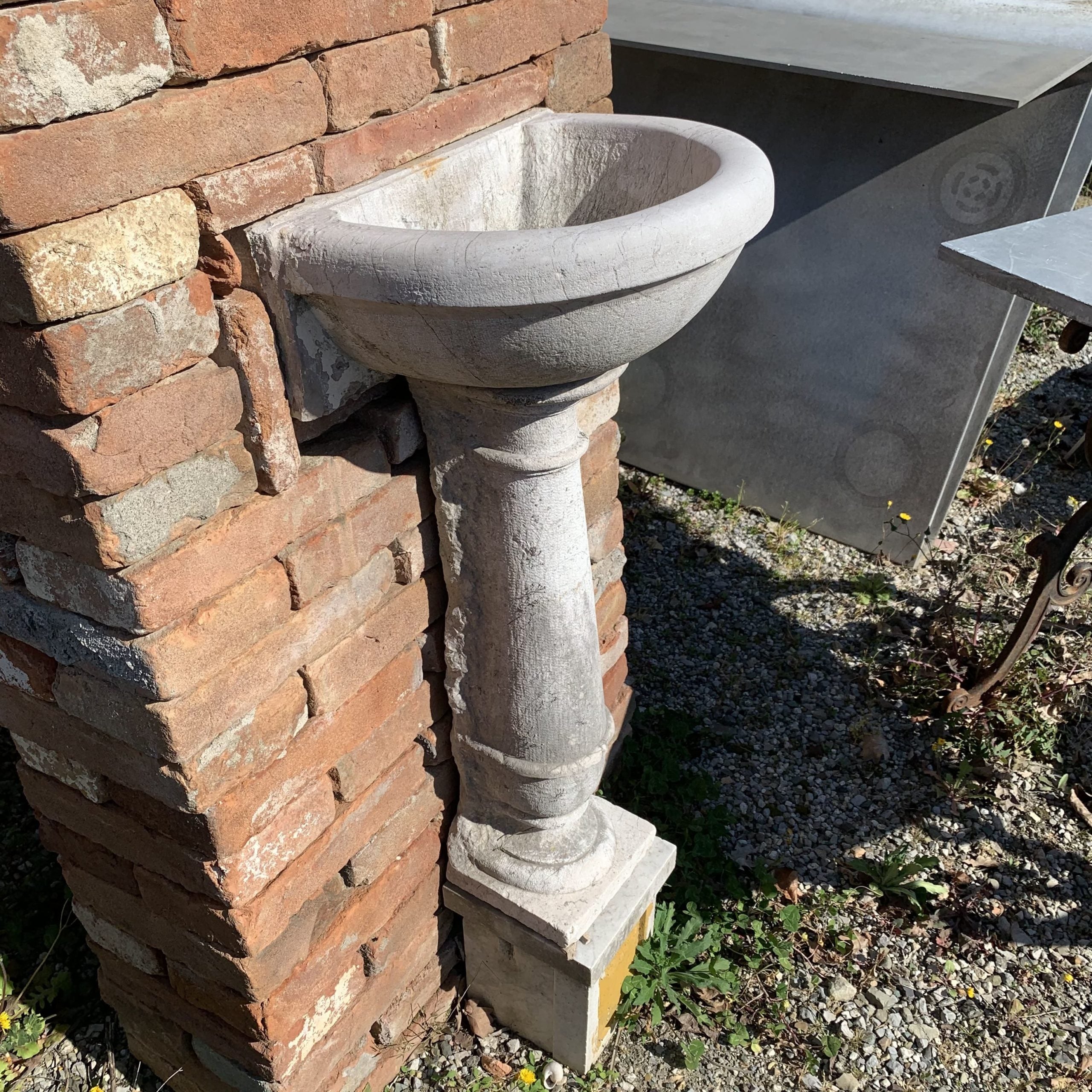 Piccola fontana a muro in pietra