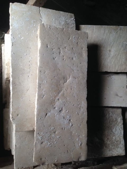 Lastricato in pietra bianca di recupero