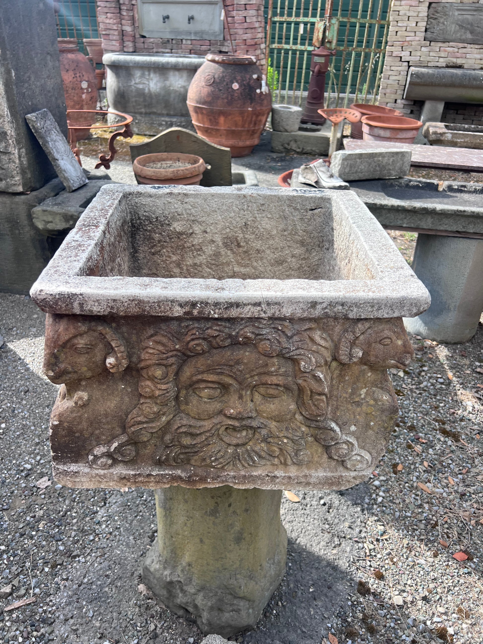 vaschetta antica in pietra