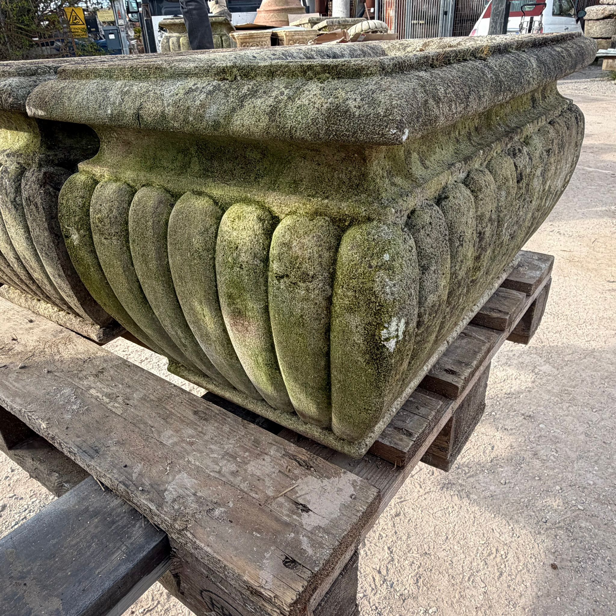 vaso in pietra di vicenza dettaglio laterale