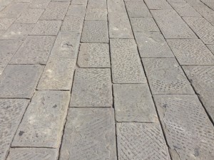 Antico lastricato in pietra arenaria classico stradale. Pavimenti antichi in pietra recuperata. Pavimento in pietra arenaria stradale antica.