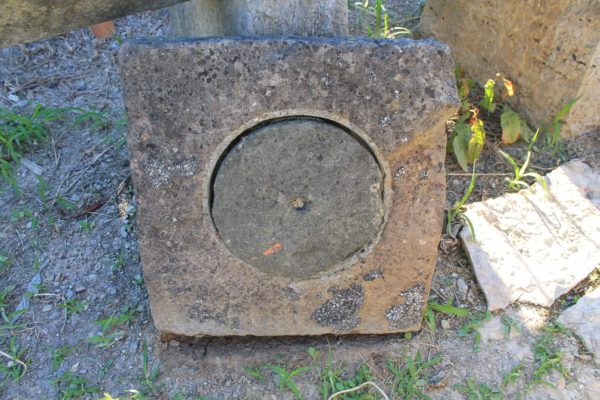 Pavimenti antichi in pietra. Tombino in pietra del 1800