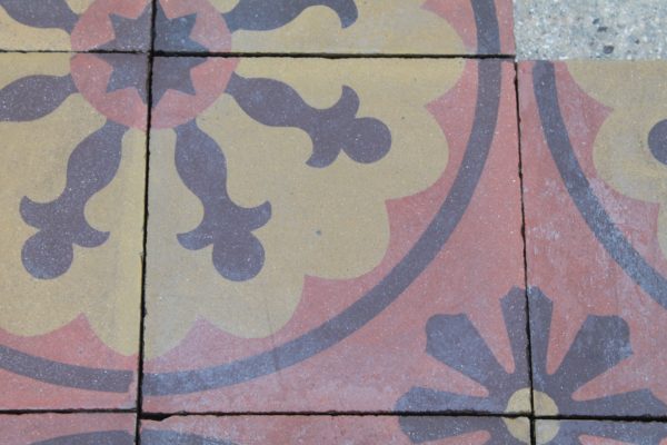 Pavimento in pastina di colore bordeaux e giallo antico