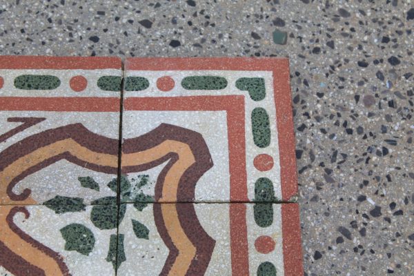 Pavimento in graniglia con disegno geometrico