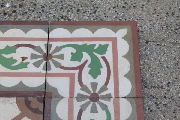 Pavimento con disegno geometrico di colore verde e marrone