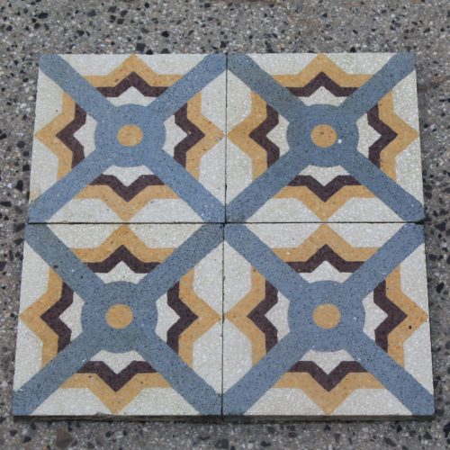 Grit floor with geometric design