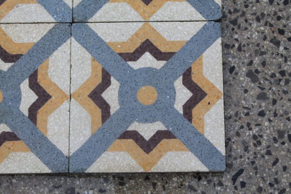 Pavimento in graniglia con disegno geometrico