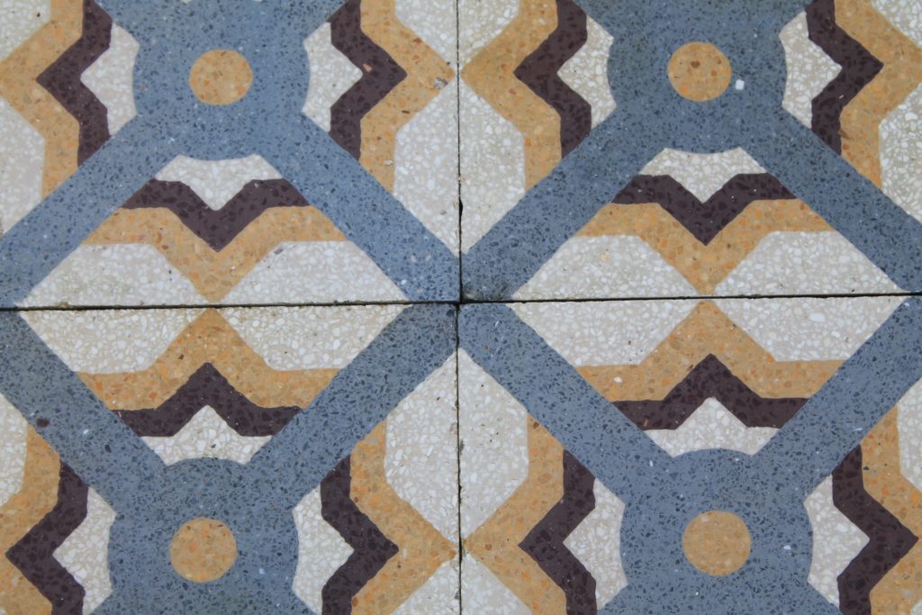 Pavimento antico in graniglia con disegno geometrico